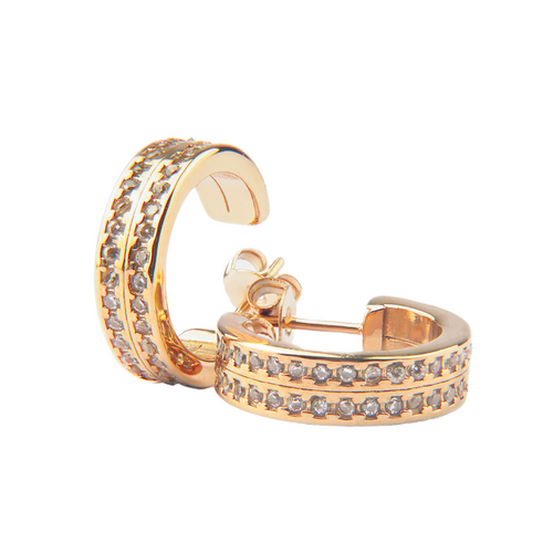 Aros tipo argolla de diseño ancho con doble línea de microcircones engastados.
Su estructura curva entrega presencia y brillo uniforme en toda la pieza.

Oro laminado 18K - Di Vogel