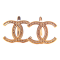Aros con diseño de líneas paralelas decoradas con microcircones, creando un efecto de brillo continuo y ordenado.

Oro laminado 18K Di Vogel