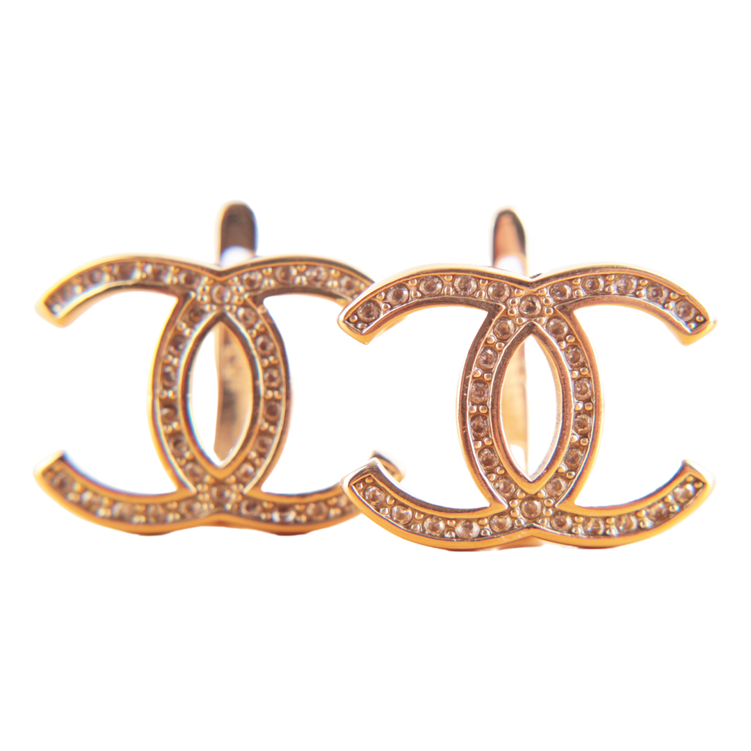 Aros con diseño de líneas paralelas decoradas con microcircones, creando un efecto de brillo continuo y ordenado.

Oro laminado 18K Di Vogel