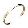 Brazalete minimalista de superficie lisa y pulida, con diseño limpio que permite uso diario o combinación con otras piezas.