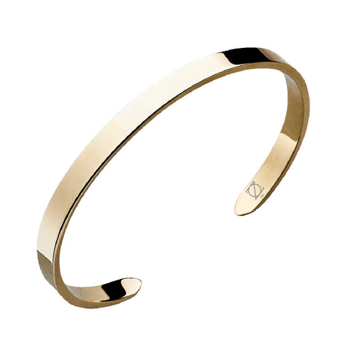 Brazalete minimalista de superficie lisa y pulida, con diseño limpio que permite uso diario o combinación con otras piezas.