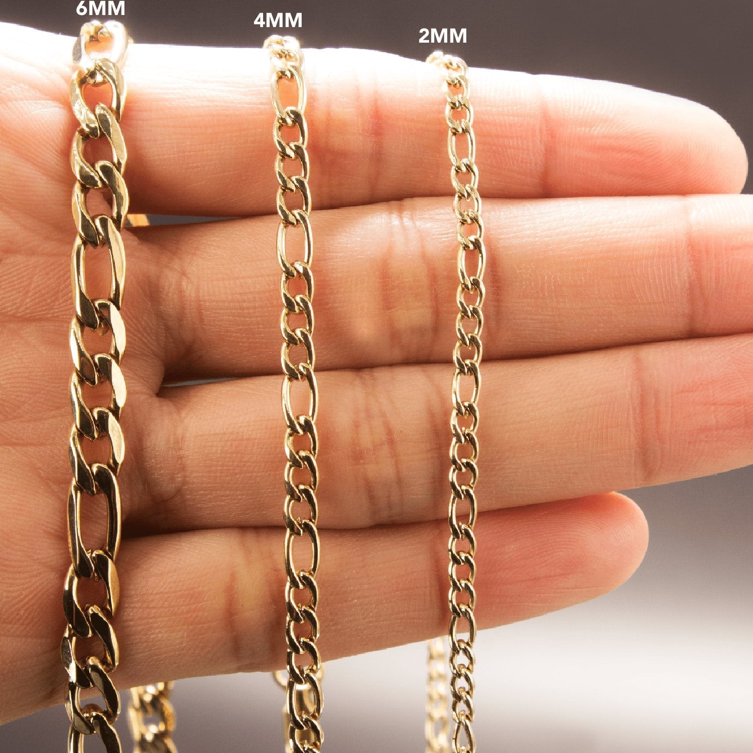 Cadena Intreccio Aurea en Oro laminado 18K. Comparación en mano de sus distintos grosores 2,4 y 6mm. Su diseño de eslabón cartier se caracteriza por su alineación uniforme y su tejido continuo, creando una superficie firme. 
Descúbrela en distintos tamaños y presentación.
Di Vogel Joyería Premium Chile
