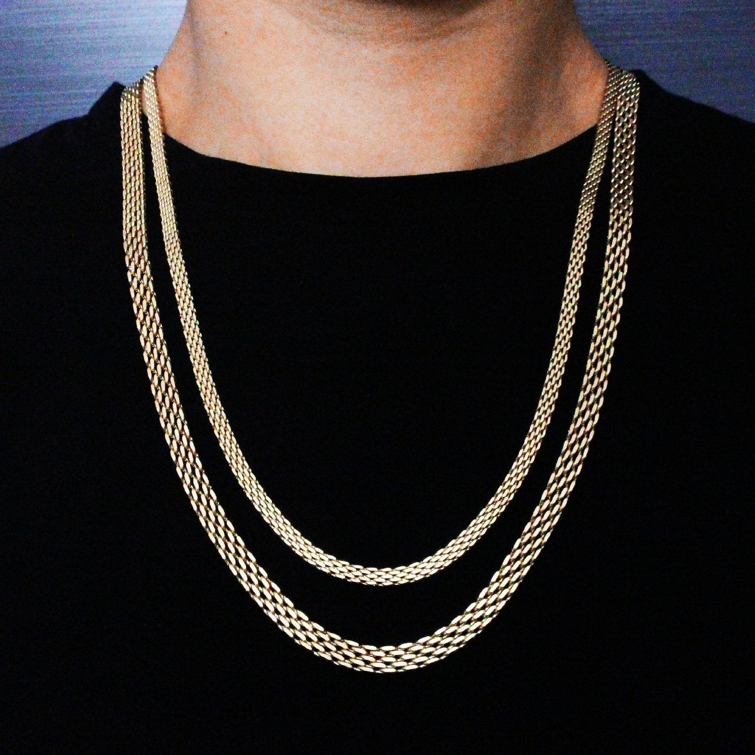 Cadena Forza Intrecciata en Oro laminado 18K. Comparación en cuello de grosor de 4mm y 6mm. Su diseño de eslabón tejido chino crea una superficie continua que refleja la luz con intensidad y equilibrio.
Descúbrela en distintos tamaños y presentación.
Di Vogel Joyería Premium Chile