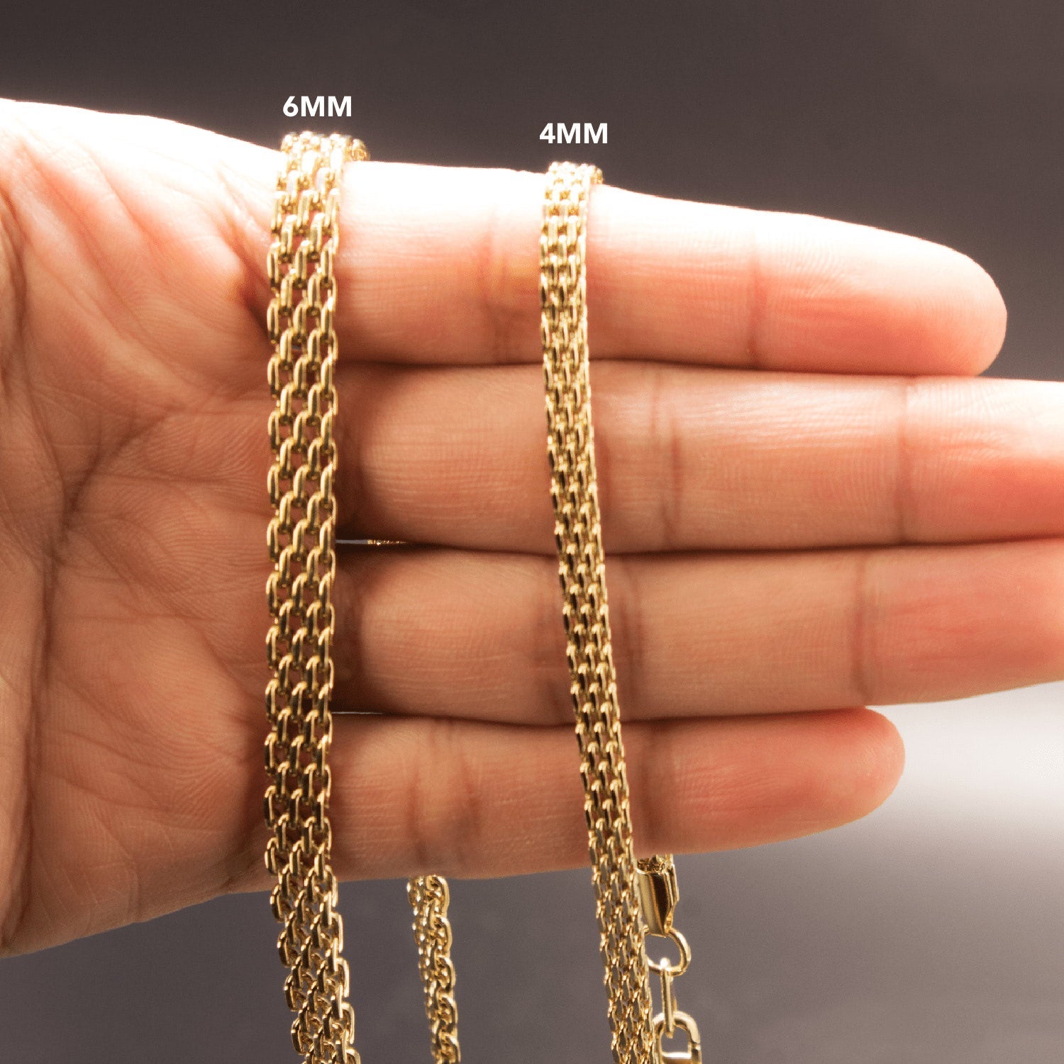 Cadena Forza Intrecciata en Oro laminado 18K. Comparación en mano de grosor de 4mm y 6mm. Su diseño de eslabón tejido chino crea una superficie continua que refleja la luz con intensidad y equilibrio.
Descúbrela en distintos tamaños y presentación.
Di Vogel Joyería Premium Chile
