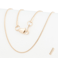 Cadena Donna Intima Aurea 1mm en Oro laminado 18K. Su diseño destaca por su tejido fino y continuo, generando un reflejo delicado que acompaña la luz con suavidad. Broche langosta tradicional.
Descúbrela en distintos tamaños y presentación.
Di Vogel Joyería Premium Chile
