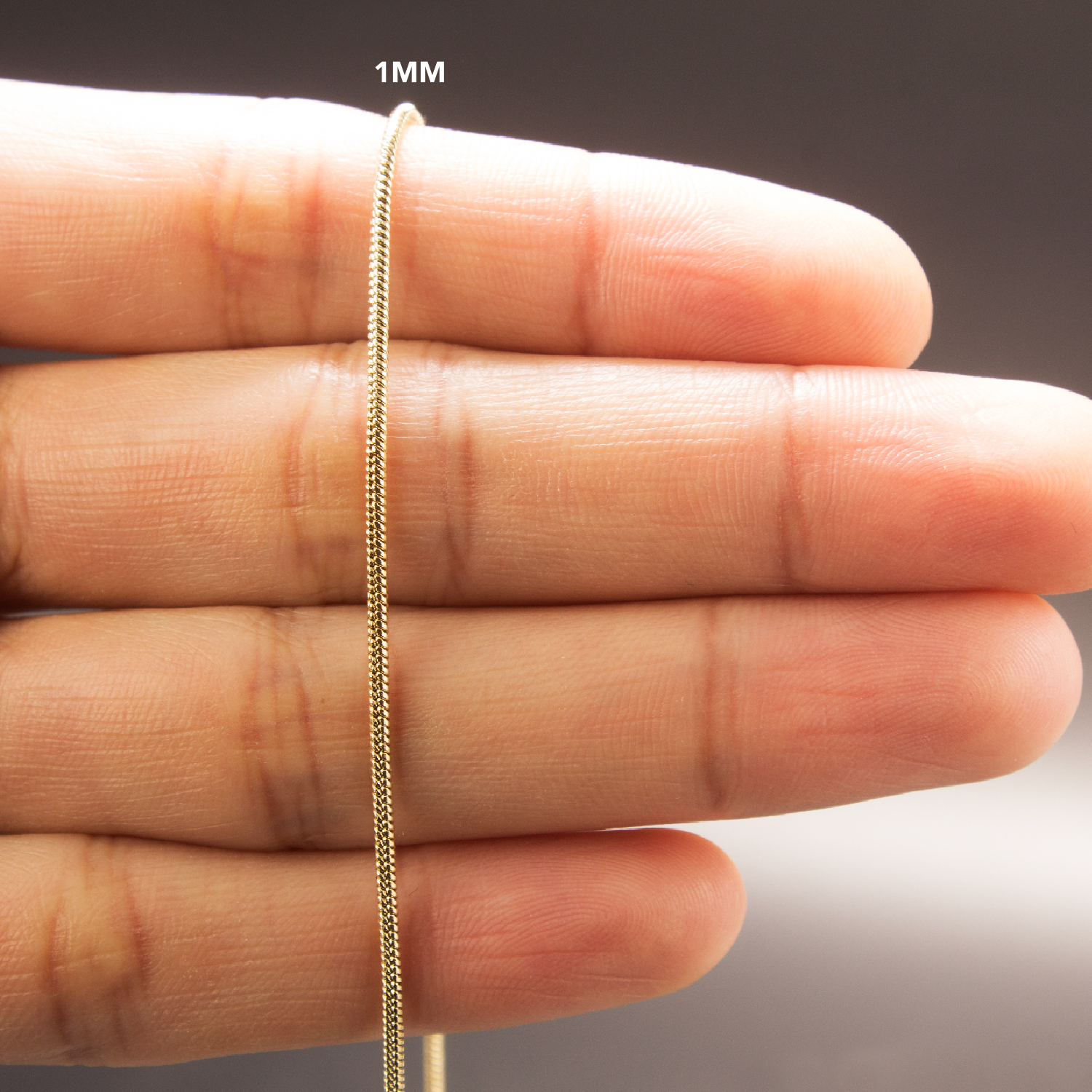 Cadena Donna Intima Aurea 1mm en Oro laminado 18K. Imagen en mano. Su diseño destaca por su tejido fino y continuo, generando un reflejo delicado que acompaña la luz con suavidad. Broche langosta tradicional.
Descúbrela en distintos tamaños y presentación.
Di Vogel Joyería Premium Chile