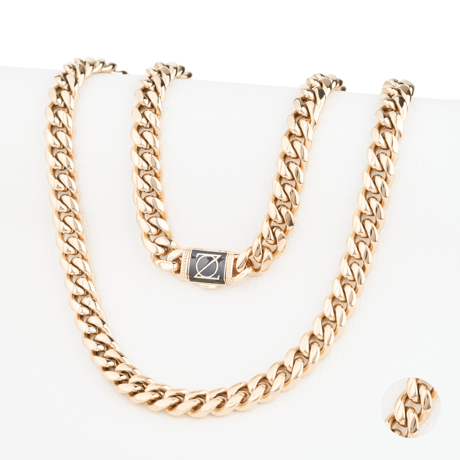 Cadena Maglia Aurea 10mm en Oro laminado 18K. Su diseño de eslabón cubano compacto y alineado, creando una superficie continua que refleja la luz con fuerza y definición. Broche cajon para mayor seguridad.
Descúbrela en distintos tamaños y presentación.
Di Vogel Joyería Premium Chile