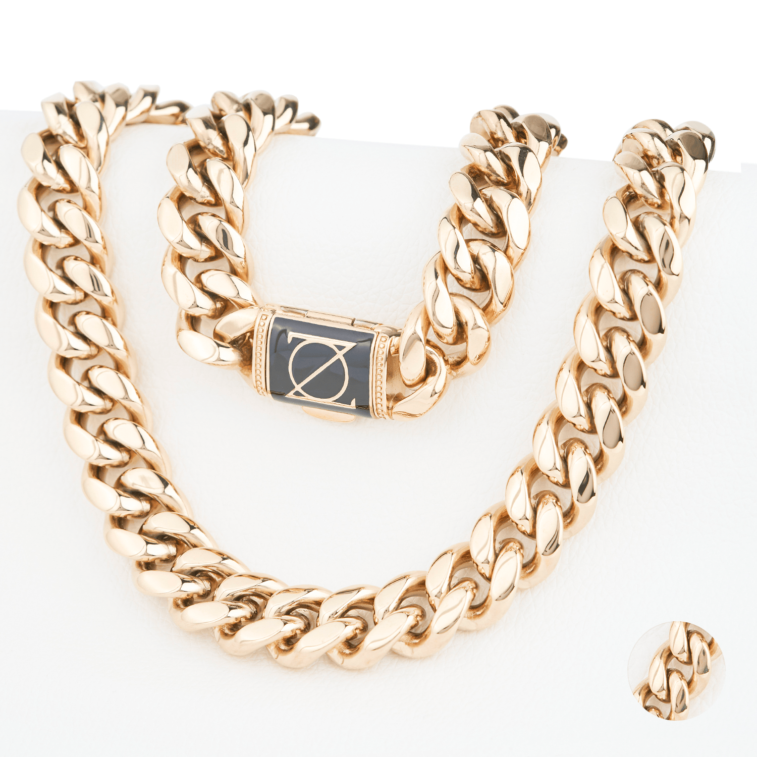 Cadena Maglia Aurea 18mm en Oro laminado 18K. Su diseño de eslabón cubano compacto y alineado, creando una superficie continua que refleja la luz con fuerza y definición. Broche cajón para mayor seguridad.
Descúbrela en distintos tamaños y presentación.
Di Vogel Joyería Premium Chile