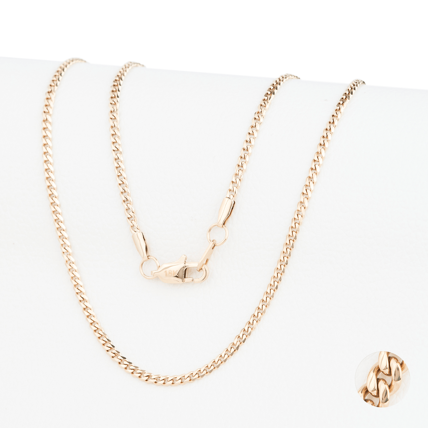 Cadena Maglia Aurea 2mm en Oro laminado 18K. Su diseño de eslabón cubano compacto y alineado, creando una superficie continua que refleja la luz con fuerza y definición. Broche Langosta tradicional.
Descúbrela en distintos tamaños y presentación.
Di Vogel Joyería Premium Chile