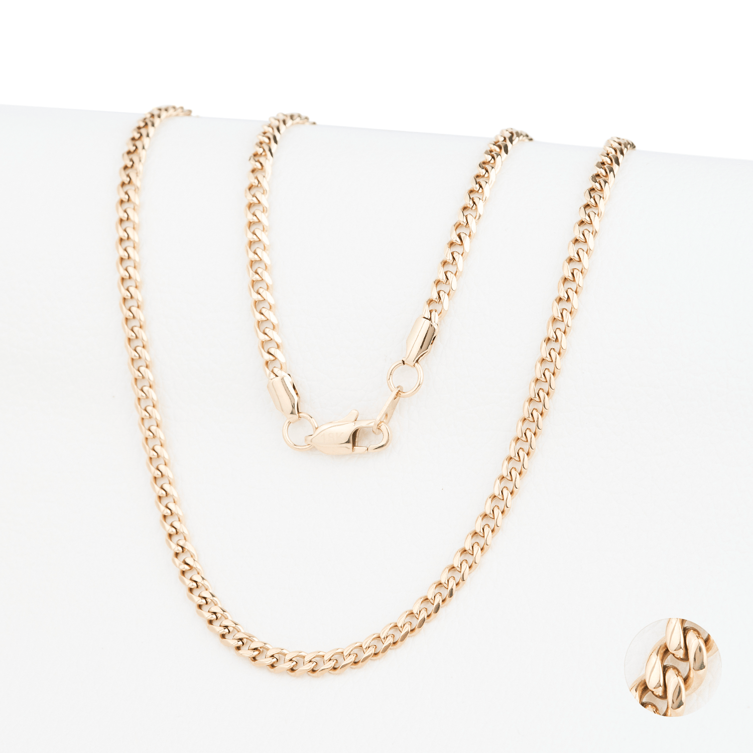 Cadena Maglia Aurea 4mm en Oro laminado 18K. Su diseño de eslabón cubano compacto y alineado, creando una superficie continua que refleja la luz con fuerza y definición.Broche Langosta tradicional.
Descúbrela en distintos tamaños y presentación.
Di Vogel Joyería Premium Chile