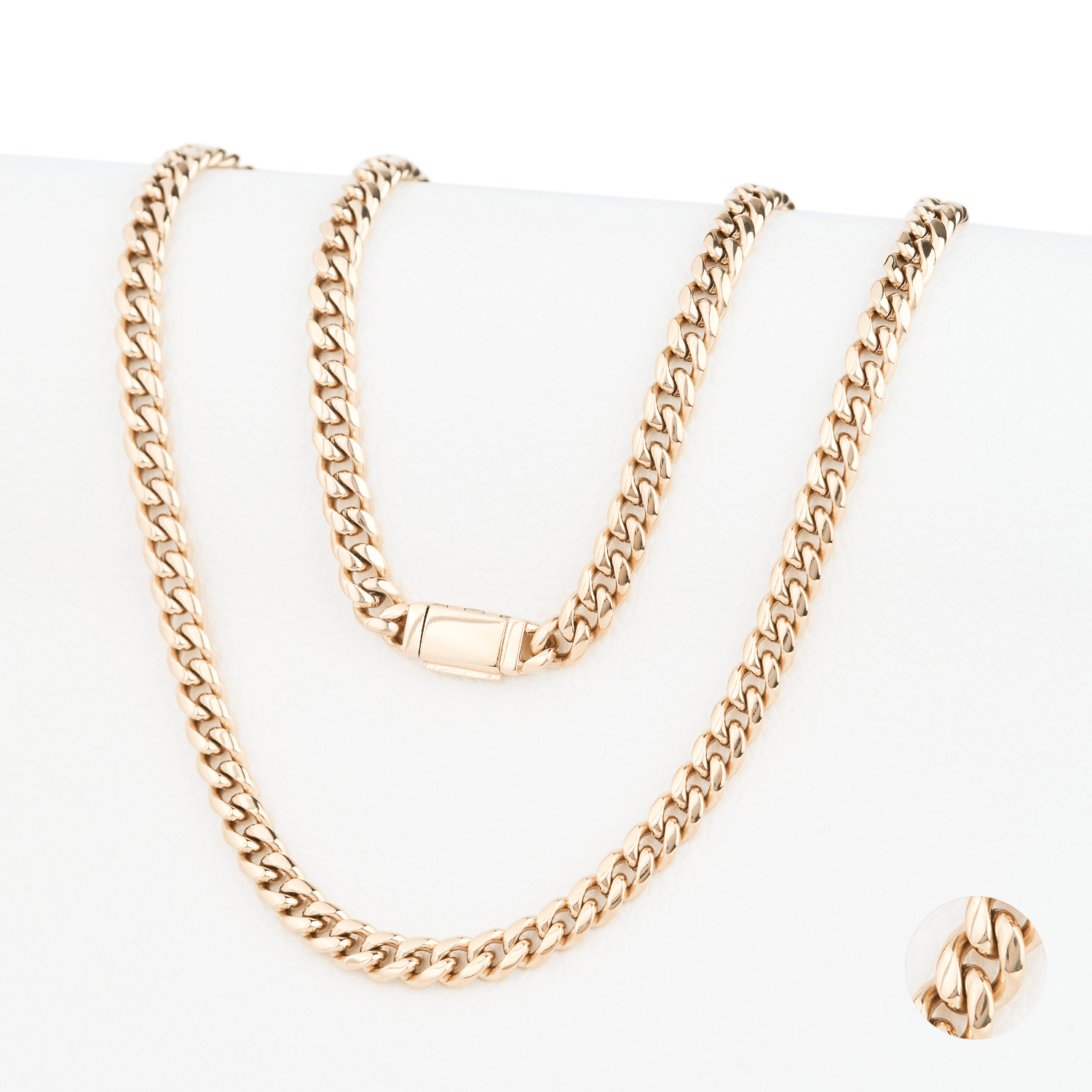 Cadena Maglia Aurea 6mm en Oro laminado 18K. Su diseño de eslabón cubano compacto y alineado, creando una superficie continua que refleja la luz con fuerza y definición. Broche cajón liso para mayor seguridad.
Descúbrela en distintos tamaños y presentación.
Di Vogel Joyería Premium Chile