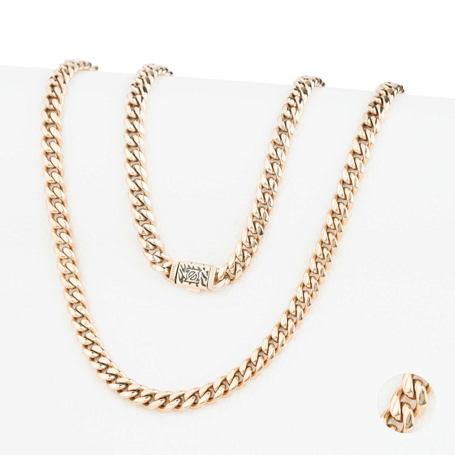 Cadena Maglia Aurea 6mm en Oro laminado 18K. Su diseño de eslabón cubano compacto y alineado, creando una superficie continua que refleja la luz con fuerza y definición. Broche cajon para mayor seguridad.
Descúbrela en distintos tamaños y presentación.
Di Vogel Joyería Premium Chile