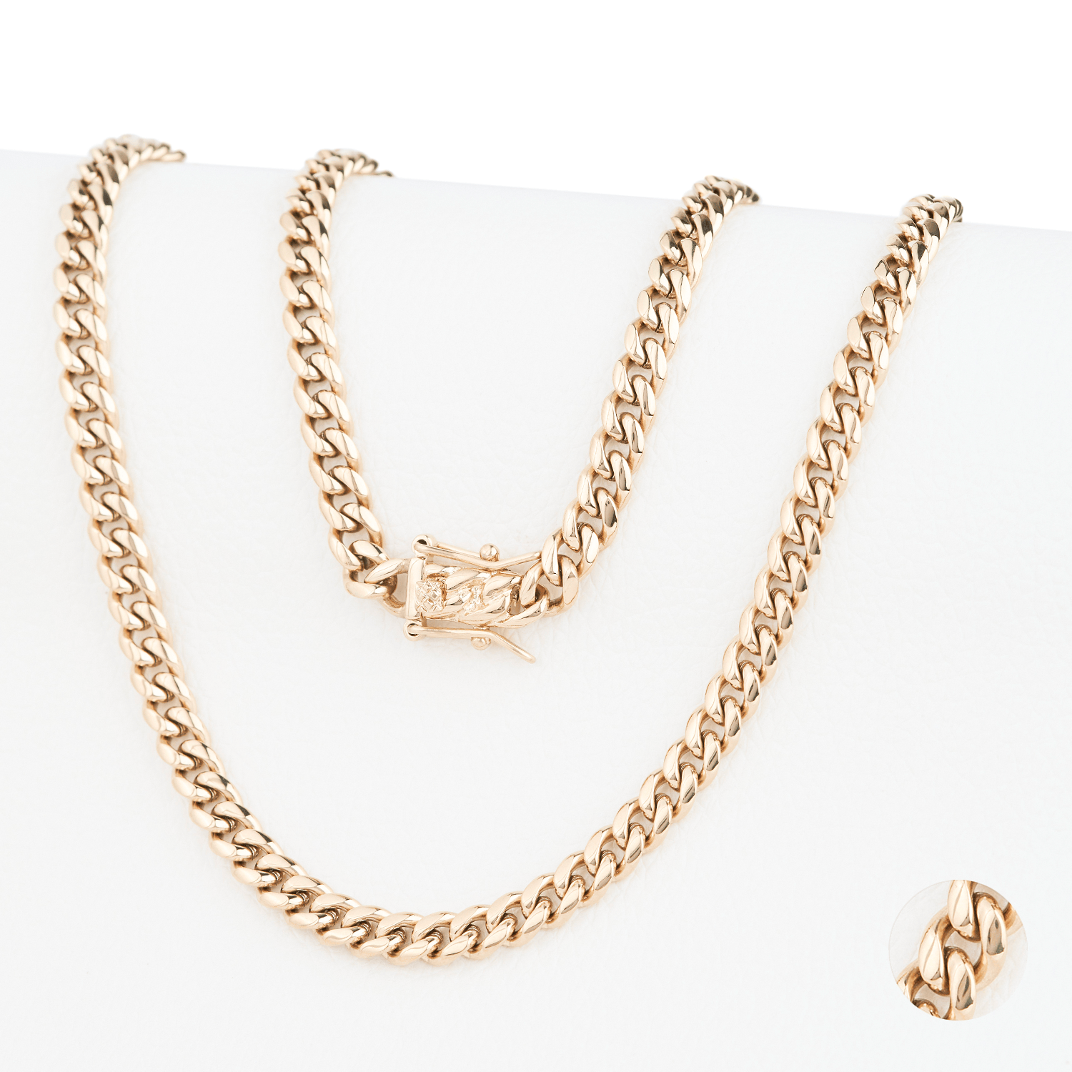 Cadena Maglia Aurea 6mm en Oro laminado 18K. Su diseño de eslabón cubano compacto y alineado, creando una superficie continua que refleja la luz con fuerza y definición. Broche cajón para mayor seguridad.
Descúbrela en distintos tamaños y presentación.
Di Vogel Joyería Premium Chile