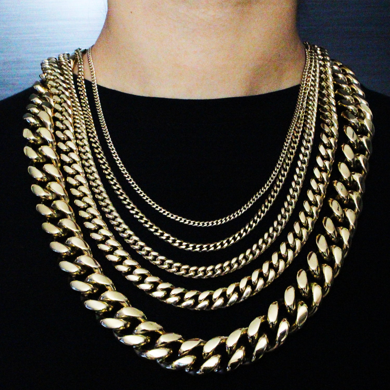 Cadena Maglia Aurea en Oro laminado 18K. Comparación en cuello de sus distintos grosores 2,4,6,8,10 y 18mm Su diseño de eslabón cubano compacto y alineado, creando una superficie continua que refleja la luz con fuerza y definición.
Descúbrela en distintos tamaños y presentación.
Di Vogel Joyería Premium Chile