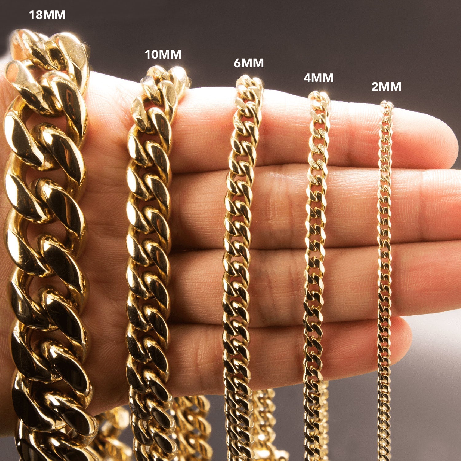 Cadena Maglia Aurea en Oro laminado 18K. Comparación en mano de sus distintos grosores 2,4,6,8,10 y 18mm Su diseño de eslabón cubano compacto y alineado, creando una superficie continua que refleja la luz con fuerza y definición.
Descúbrela en distintos tamaños y presentación.
Di Vogel Joyería Premium Chile