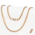 Cadena Doppia Maglia Aurea 6mm en Oro laminado 18K. Su diseño se distingue por su estructura de eslabón doble alineado, generando una superficie más compacta y robusta que intensifica el reflejo de la luz. Broche cajón para mayor seguridad.
Descúbrela en distintos tamaños y presentación.
Di Vogel Joyería Premium Chile