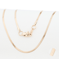 Cadena Imperio Aureo 2mm en Oro laminado 18K. Su diseño de eslabón egipcio destaca por su trama robusta y continua, generando una superficie estructurada que refleja la luz con intensidad.  Broche Langosta tradicional.
Descúbrela en distintos tamaños y presentación.
Di Vogel Joyería Premium Chile