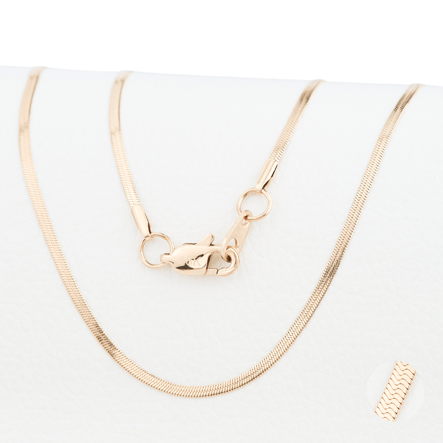 Cadena Imperio Aureo 2mm en Oro laminado 18K. Su diseño de eslabón egipcio destaca por su trama robusta y continua, generando una superficie estructurada que refleja la luz con intensidad.  Broche Langosta tradicional.
Descúbrela en distintos tamaños y presentación.
Di Vogel Joyería Premium Chile