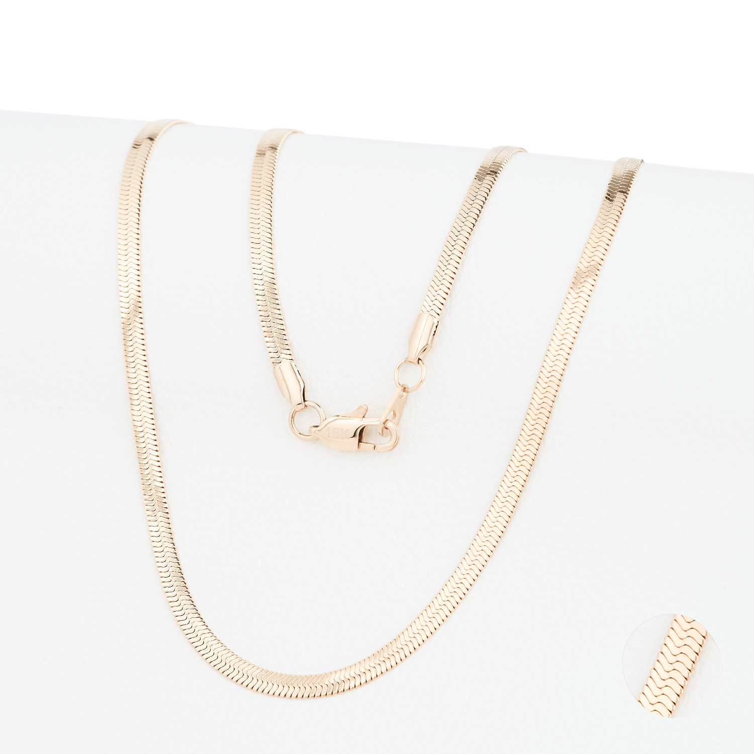 Cadena Imperio Aureo 4mm en Oro laminado 18K. Su diseño de eslabón egipcio destaca por su trama robusta y continua, generando una superficie estructurada que refleja la luz con intensidad.  Broche Langosta tradicional.
Descúbrela en distintos tamaños y presentación.
Di Vogel Joyería Premium Chile