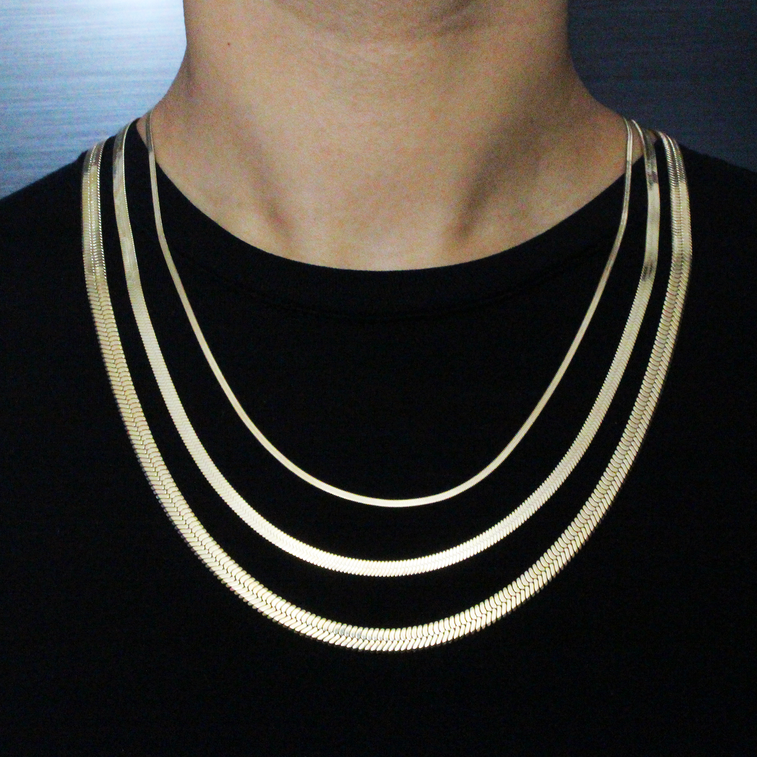 Cadena Imperio Aureo en Oro laminado 18K. Comparación en cuello de sus distintos grosores 2,4 y 6mm Su diseño de eslabón egipcio destaca por su trama robusta y continua, generando una superficie estructurada que refleja la luz con intensidad. 
Descúbrela en distintos tamaños y presentación.
Di Vogel Joyería Premium Chile