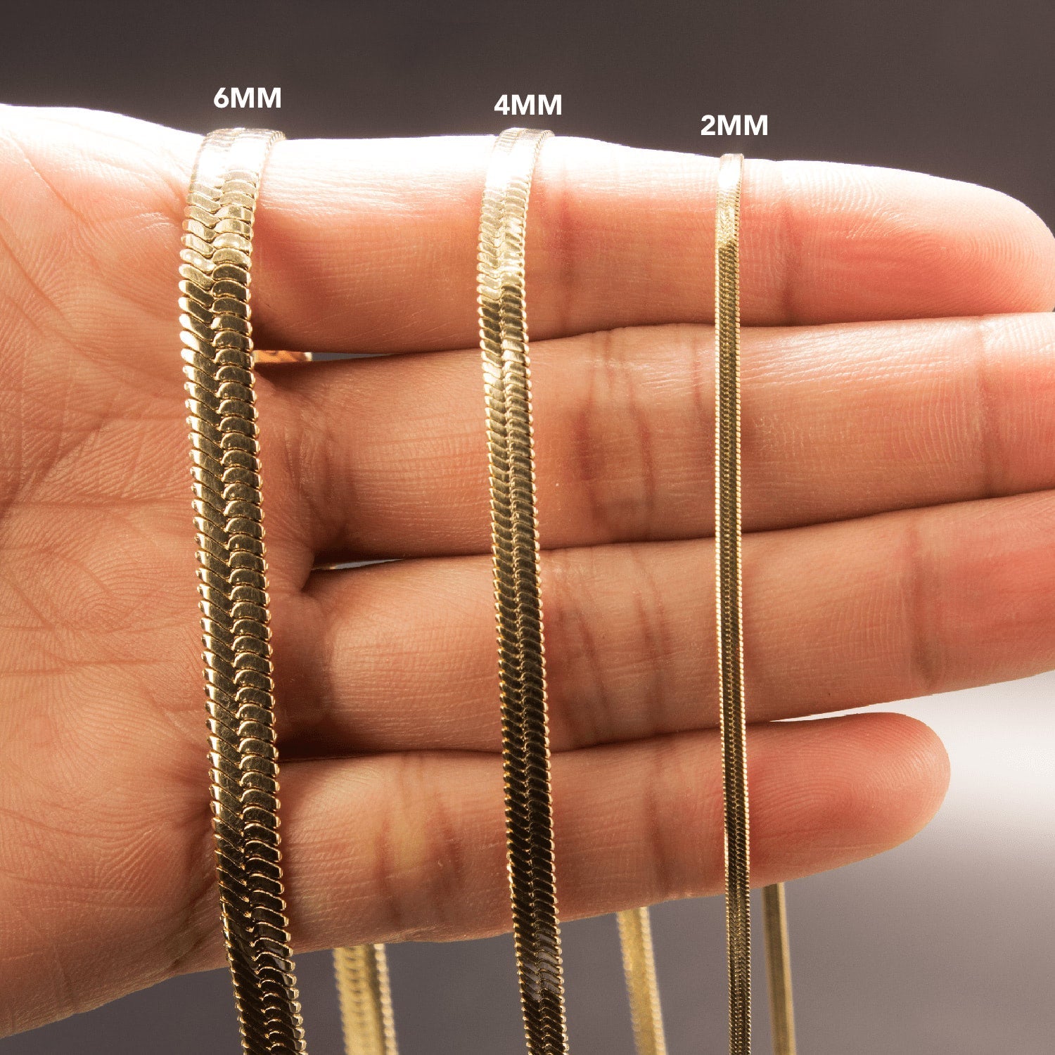 Cadena Imperio Aureo en Oro laminado 18K. Comparación en mano de sus distintos grosores 2,4 y 6mm. Su diseño de eslabón egipcio destaca por su trama robusta y continua, generando una superficie estructurada que refleja la luz con intensidad. 
Descúbrela en distintos tamaños y presentación.
Di Vogel Joyería Premium Chile