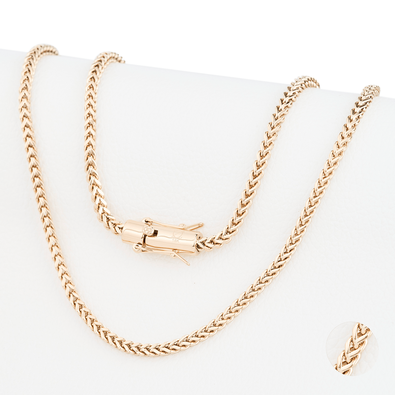 Cadena Spiga Aurea 4mm en Oro laminado 18K. Su diseño de eslabón espiga destaca por su tejido continuo y compacto que crea una superficie uniforme, suave al tacto y altamente reflectante. Broche tubo para mayor firmeza.
Descúbrela en distintos tamaños y presentación.
Di Vogel Joyería Premium Chile