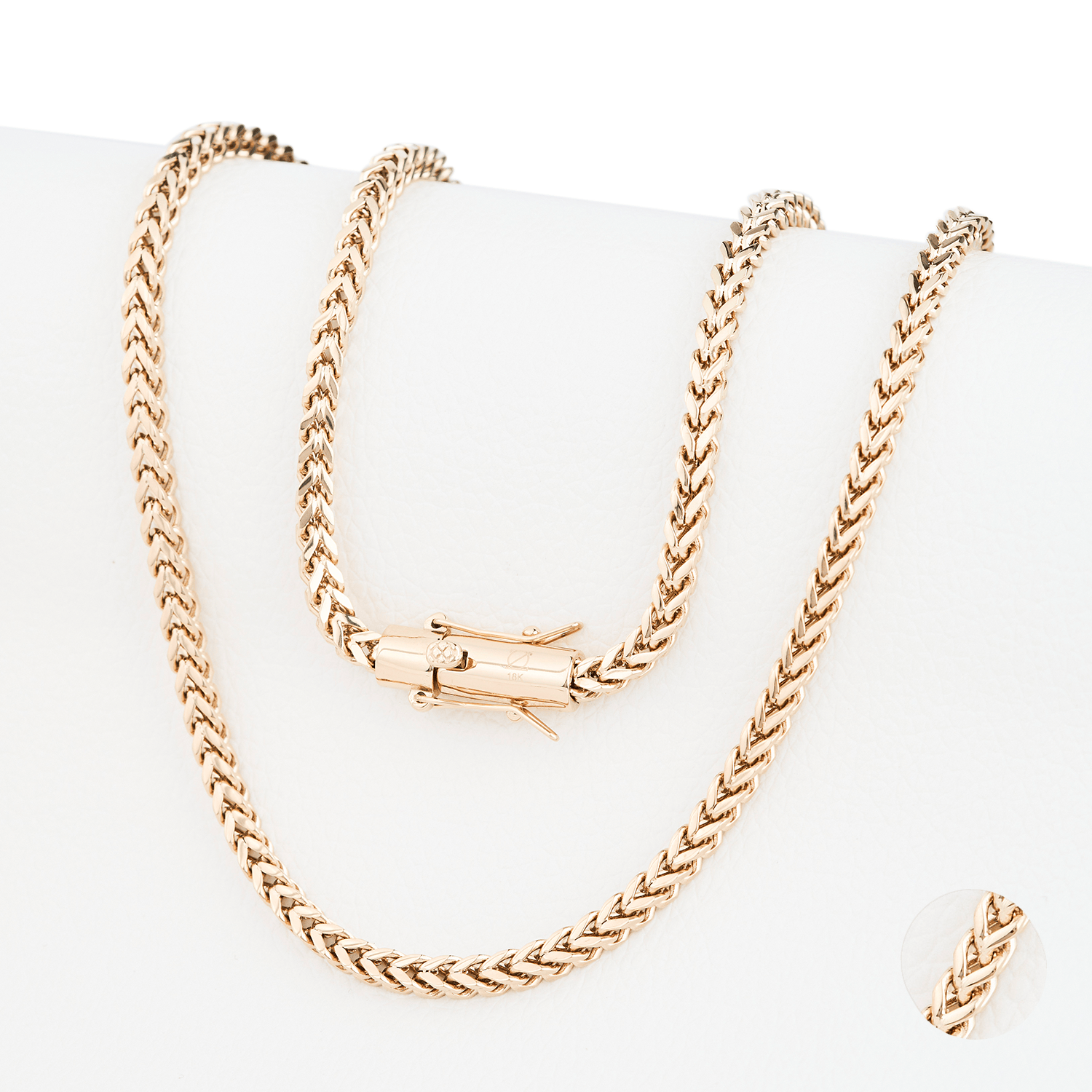Cadena Spiga Aurea 6mm en Oro laminado 18K. Su diseño de eslabón espiga destaca por su tejido continuo y compacto que crea una superficie uniforme, suave al tacto y altamente reflectante. Broche tubo para mayor firmeza.
Descúbrela en distintos tamaños y presentación.
Di Vogel Joyería Premium Chile