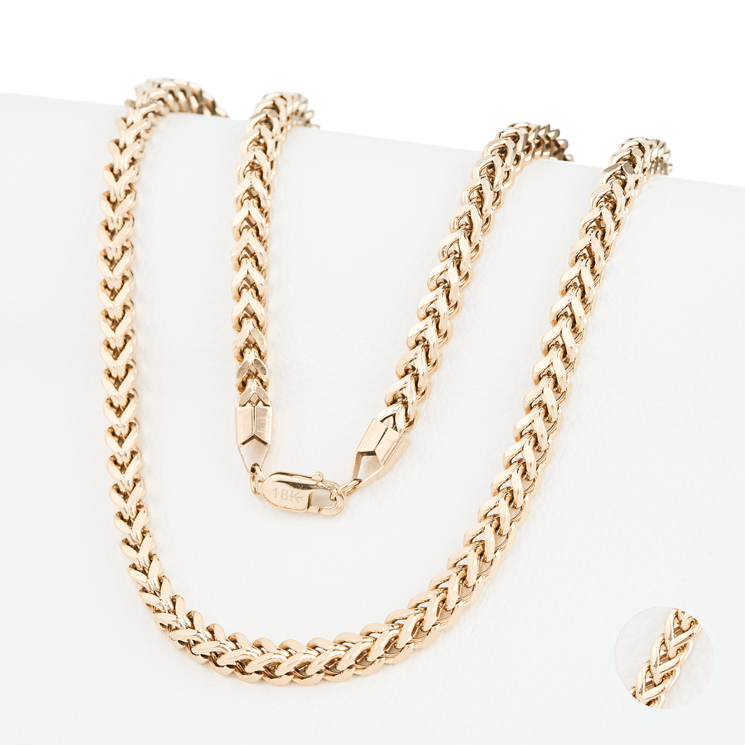 Cadena Spiga Aurea 8mm en Oro laminado 18K. Su diseño de eslabón espiga destaca por su tejido continuo y compacto que crea una superficie uniforme, suave al tacto y altamente reflectante. Broche Langosta tradicional.
Descúbrela en distintos tamaños y presentación.
Di Vogel Joyería Premium Chile