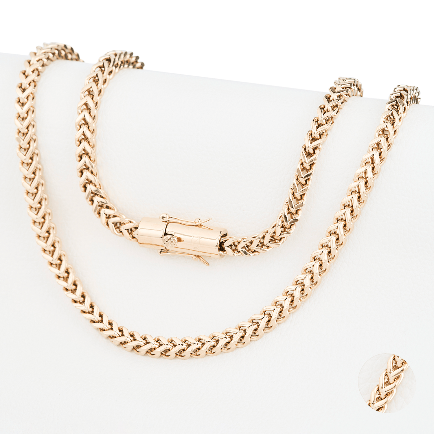Cadena Spiga Aurea 8mm en Oro laminado 18K. Su diseño de eslabón espiga destaca por su tejido continuo y compacto que crea una superficie uniforme, suave al tacto y altamente reflectante. Broche tubo para mayor firmeza.
Descúbrela en distintos tamaños y presentación.
Di Vogel Joyería Premium Chile