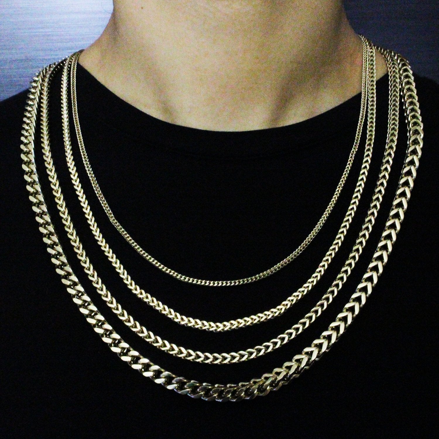 Cadena Spiga Aurea en Oro laminado 18K. Comparación en cuello de sus distintos grosores 2,4, 6 y 8mm. Su diseño de eslabón espiga destaca por su tejido continuo y compacto que crea una superficie uniforme, suave al tacto y altamente reflectante. 
Descúbrela en distintos tamaños y presentación.
Di Vogel Joyería Premium Chile