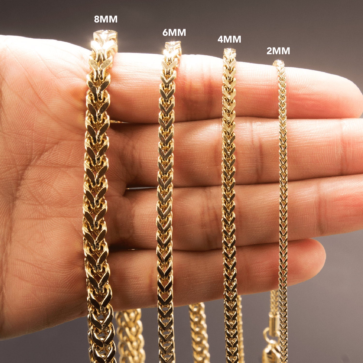 Cadena Spiga Aurea en Oro laminado 18K. Comparación en mano de sus distintos grosores 2,4, 6 y 8mm. Su diseño de eslabón espiga destaca por su tejido continuo y compacto que crea una superficie uniforme, suave al tacto y altamente reflectante. 
Descúbrela en distintos tamaños y presentación.
Di Vogel Joyería Premium Chile