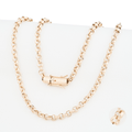 Cadena Anello Imperiale Inciso Aurea 6mm en Oro laminado 18K. Su diseño combina la forma clásica del eslabón redondo con un grabado ornamental que aporta profundidad y mayor juego de luz. Broche tubo para mayor firmeza.
Descúbrela en distintos tamaños y presentación.
Di Vogel Joyería Premium Chile