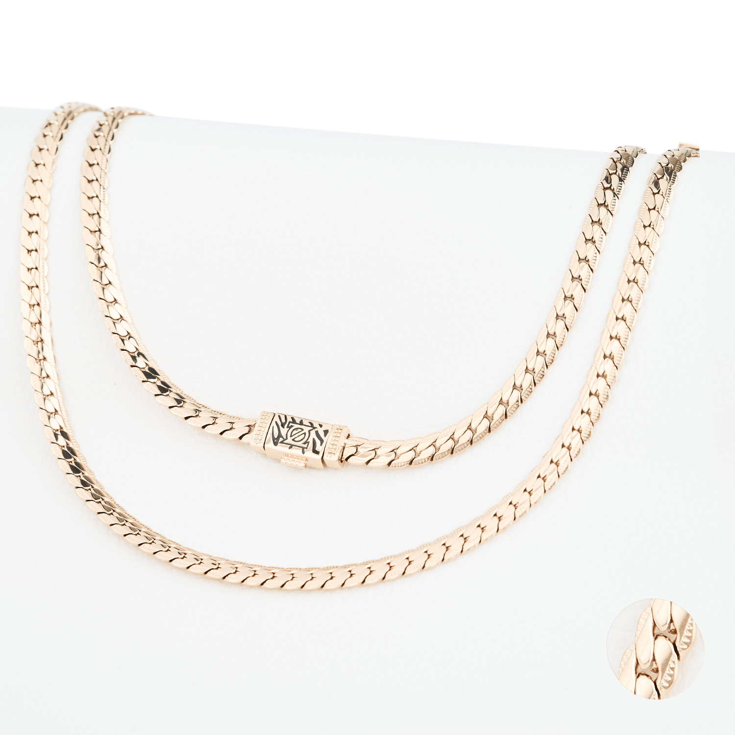 Cadena Serpente Aurea Incisa 6mm en Oro laminado 18K. Su diseño de eslabón cartier se caracteriza por su alineación uniforme y su tejido continuo, creando una superficie firme. Broche cajón para mayor seguridad.
Descúbrela en distintos tamaños y presentación.
Di Vogel Joyería Premium Chile