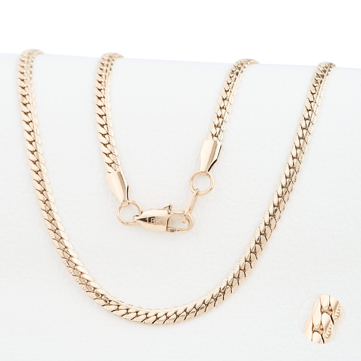 Cadena Serpente Incisa Aurea 4mm en Oro laminado 18K. Su diseño de eslabón cartier se caracteriza por su alineación uniforme y su tejido continuo, creando una superficie firme. Broche langosta tradicional.
Descúbrela en distintos tamaños y presentación.
Di Vogel Joyería Premium Chile