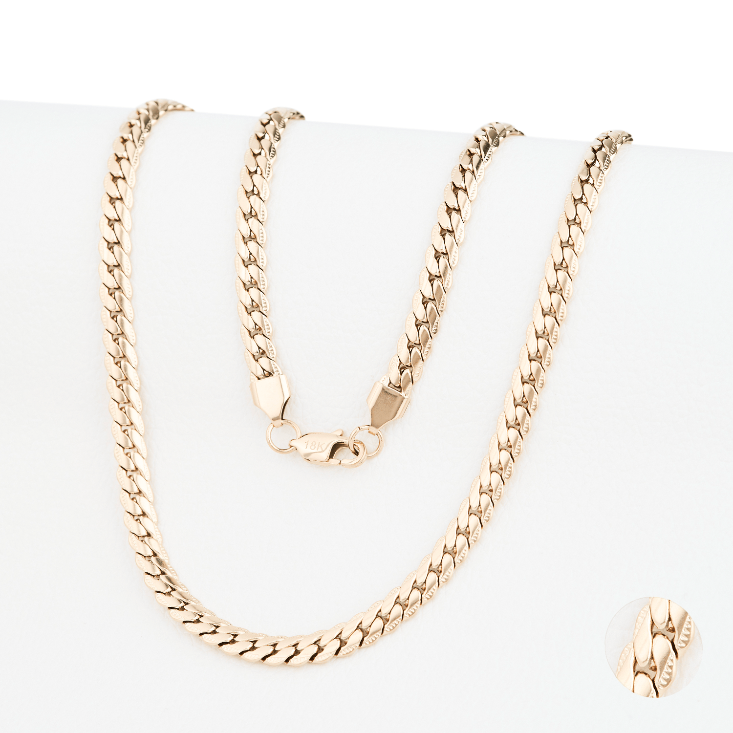 Cadena Serpente Incisa Aurea 6mm en Oro laminado 18K. Su diseño de eslabón cartier se caracteriza por su alineación uniforme y su tejido continuo, creando una superficie firme. Broche langosta tradicional.
Descúbrela en distintos tamaños y presentación.
Di Vogel Joyería Premium Chile