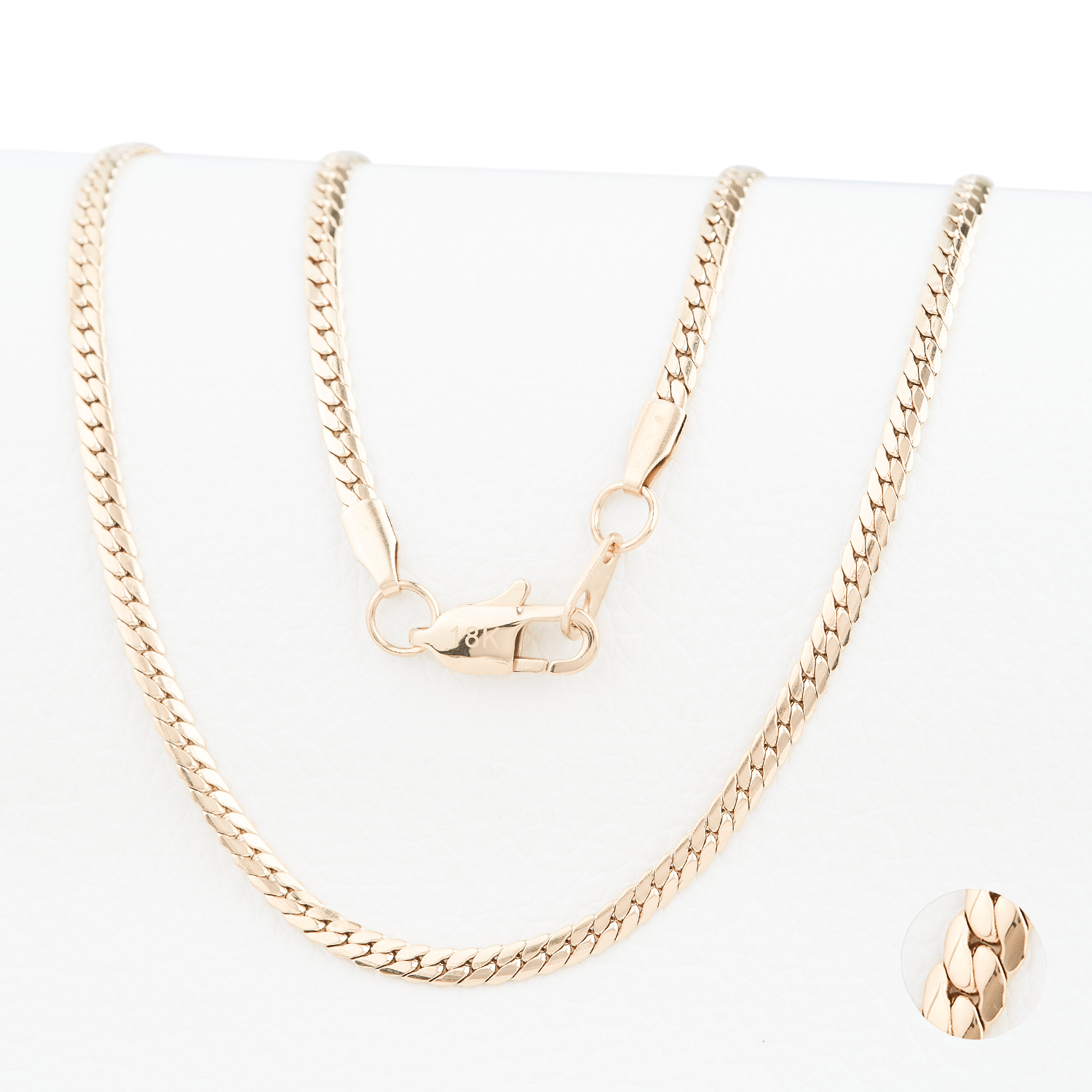 Cadena Serpente Liscio Aurea 4mm en Oro laminado 18K. Su diseño de eslabón serpiente se caracteriza por su superficie lisa y uniforme, creando una caída suave sobre la piel y un brillo envolvente que refleja la luz de manera constante. Broche langosta tradicional.
Descúbrela en distintos tamaños y presentación.
Di Vogel Joyería Premium Chile
