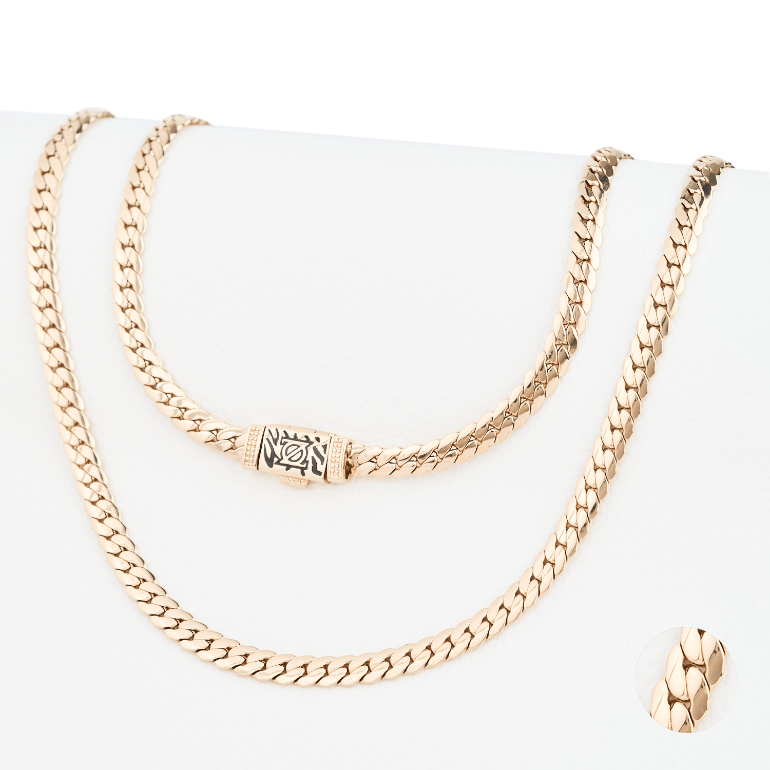 Cadena Serpente Liscio Aurea 6mm en Oro laminado 18K. Su diseño de eslabón serpiente se caracteriza por su superficie lisa y uniforme, creando una caída suave sobre la piel y un brillo envolvente que refleja la luz de manera constante. Broche cajón para mayor seguridad.
Descúbrela en distintos tamaños y presentación.
Di Vogel Joyería Premium Chile
