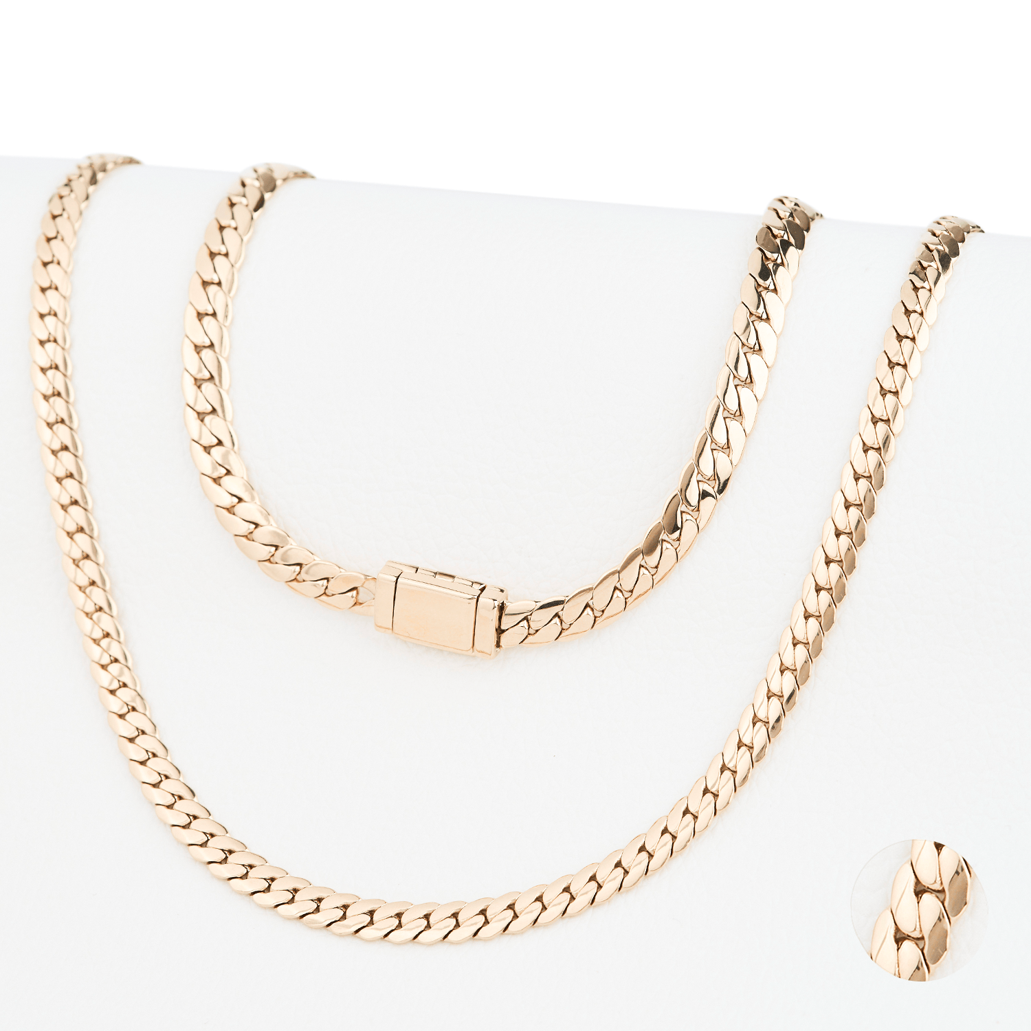 Cadena Serpente Liscio Aurea 6mm en Oro laminado 18K. Su diseño de eslabón serpiente se caracteriza por su superficie lisa y uniforme, creando una caída suave sobre la piel y un brillo envolvente que refleja la luz de manera constante. Broche cajón para mayor seguridad.
Descúbrela en distintos tamaños y presentación.
Di Vogel Joyería Premium Chile