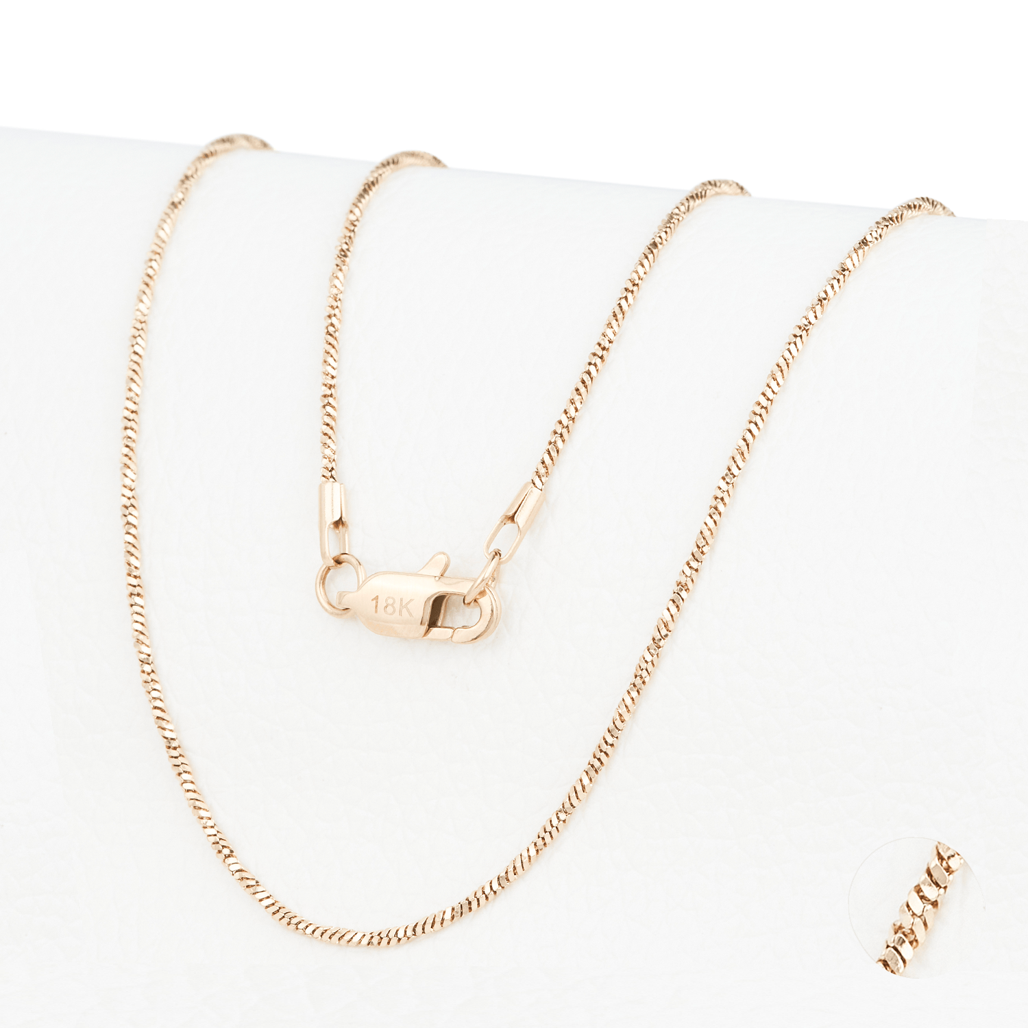 Cadena Donna Torsione Aurea 1mm en Oro laminado 18K. Su diseño se distingue por su tejido con giro continuo, creando un efecto dinámico que refleja la luz desde distintos ángulos. Broche langosta tradicional.
Descúbrela en distintos tamaños y presentación.
Di Vogel Joyería Premium Chile