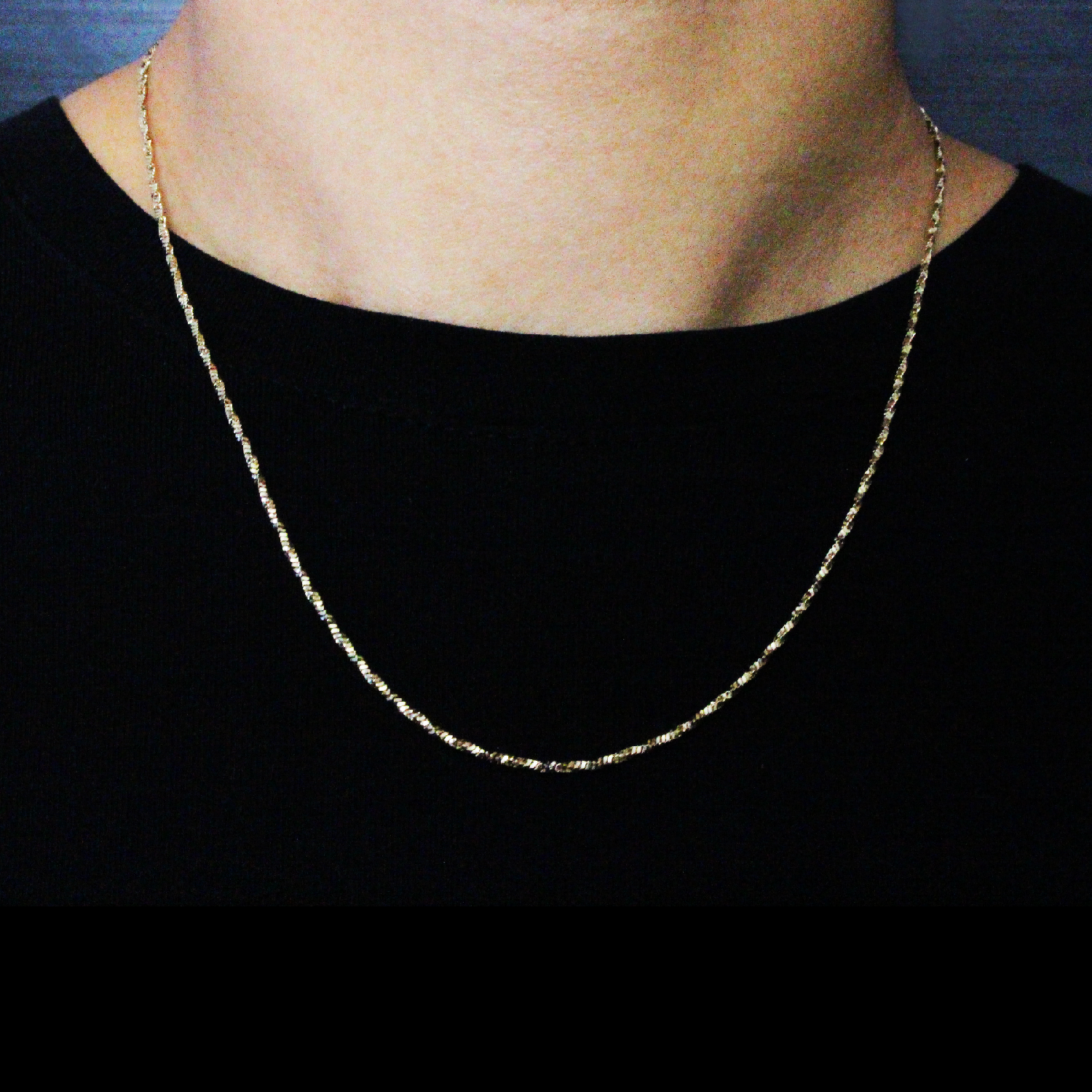 Cadena Donna Torsione Aurea 1mm en Oro laminado 18K. Imagen en cuello. Su diseño se distingue por su tejido con giro continuo, creando un efecto dinámico que refleja la luz desde distintos ángulos. Broche langosta tradicional.
Descúbrela en distintos tamaños y presentación.
Di Vogel Joyería Premium Chile
