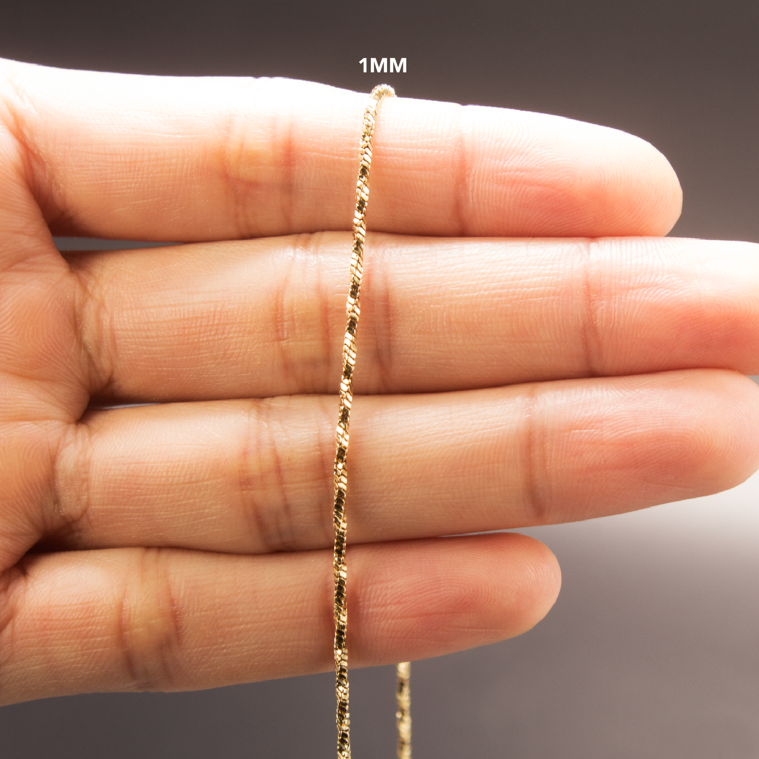 Cadena Donna Torsione Aurea 1mm en Oro laminado 18K. Imagen de mano. Su diseño se distingue por su tejido con giro continuo, creando un efecto dinámico que refleja la luz desde distintos ángulos. Broche langosta tradicional.
Descúbrela en distintos tamaños y presentación.
Di Vogel Joyería Premium Chile