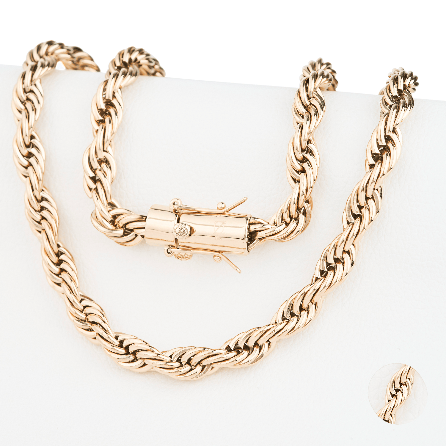Cadena Vortice Aureo 10mm en Oro laminado 18K. Su diseño de eslabón tourbillón destaca por su trama con giro continuo, generando un efecto visual dinámico que captura la luz desde distintos ángulos. Broche tubo para mayor firmeza.
Descúbrela en distintos tamaños y presentación.
Di Vogel Joyería Premium Chile