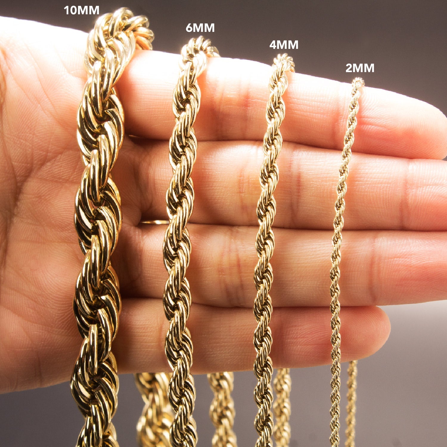 Cadena Vortice Aureo en Oro laminado 18K. Comparación en mano de sus distintos grosores 2,4, 6 y 10mm. Su diseño de eslabón tourbillón destaca por su trama con giro continuo, generando un efecto visual dinámico que captura la luz desde distintos ángulos.
Descúbrela en distintos tamaños y presentación.
Di Vogel Joyería Premium Chile