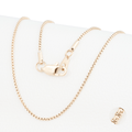 Cadena Donna Venezia Aurea 1mm en Oro laminado 18K. Su diseño combina la forma clásica del eslabón redondo con un grabado ornamental que aporta profundidad y mayor juego de luz. Broche langosta tradicional.
Descúbrela en distintos tamaños y presentación.
Di Vogel Joyería Premium Chile