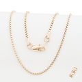 Cadena Venezia Aurea 2mm en Oro laminado 18K. Su diseño de eslabón veneciano se caracteriza por su estructura geométrica de eslabones cuadrados perfectamente alineados. Broche langosta tradicional.
Descúbrela en distintos tamaños y presentación.
Di Vogel Joyería Premium Chile