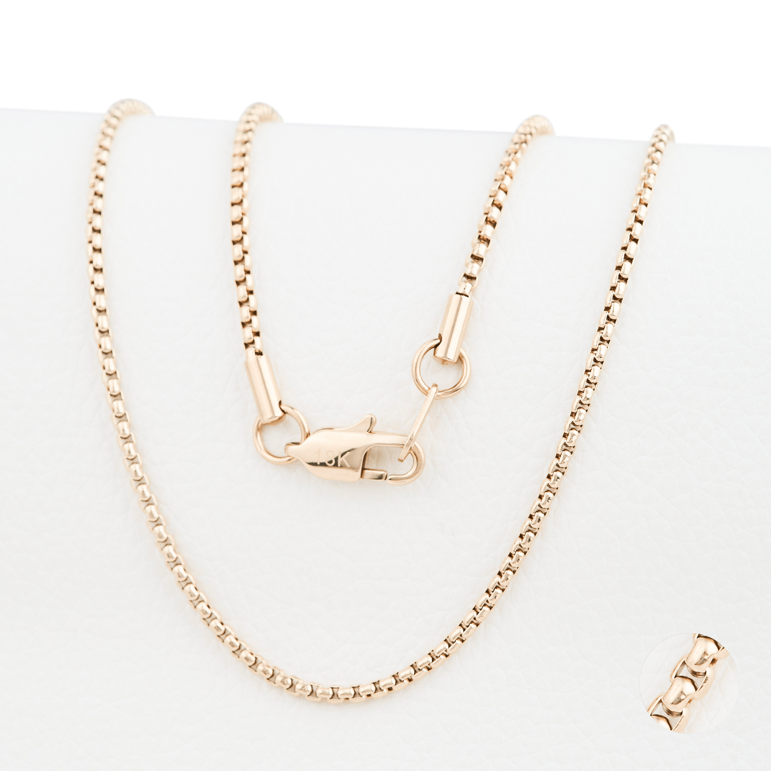 Cadena Venezia Aurea 2mm en Oro laminado 18K. Su diseño de eslabón veneciano se caracteriza por su estructura geométrica de eslabones cuadrados perfectamente alineados. Broche langosta tradicional.
Descúbrela en distintos tamaños y presentación.
Di Vogel Joyería Premium Chile