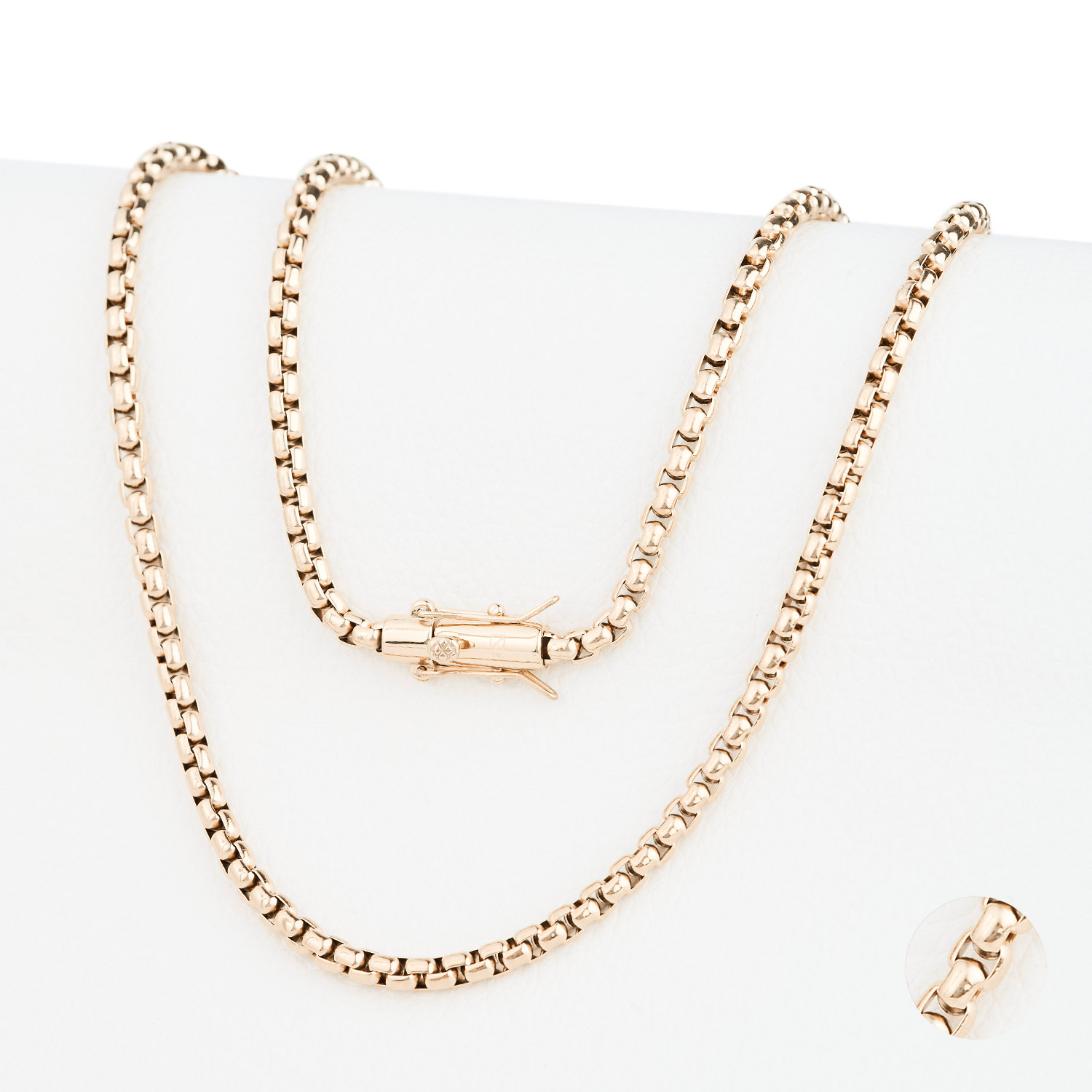 Cadena Venezia Aurea 4mm en Oro laminado 18K. Su diseño de eslabón veneciano se caracteriza por su estructura geométrica de eslabones cuadrados perfectamente alineados. Broche tubo para mayor firmeza.
Descúbrela en distintos tamaños y presentación.
Di Vogel Joyería Premium Chile
