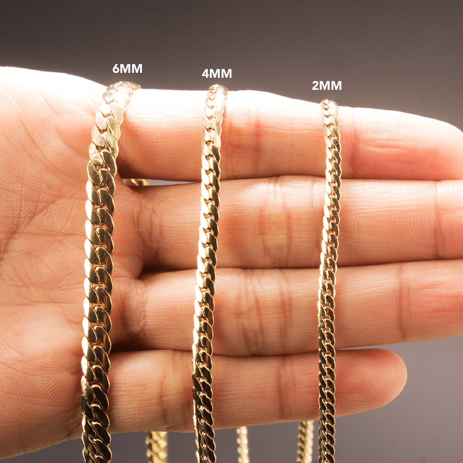 Cadena Serpente Liscio Aurea en Oro laminado 18K. Comparación en mano de sus distintos grosores 2,4 y 6mm. Su diseño de eslabón serpiente se caracteriza por su superficie lisa y uniforme, creando una caída suave sobre la piel y un brillo envolvente que refleja la luz de manera constante. 
Descúbrela en distintos tamaños y presentación.
Di Vogel Joyería Premium Chile