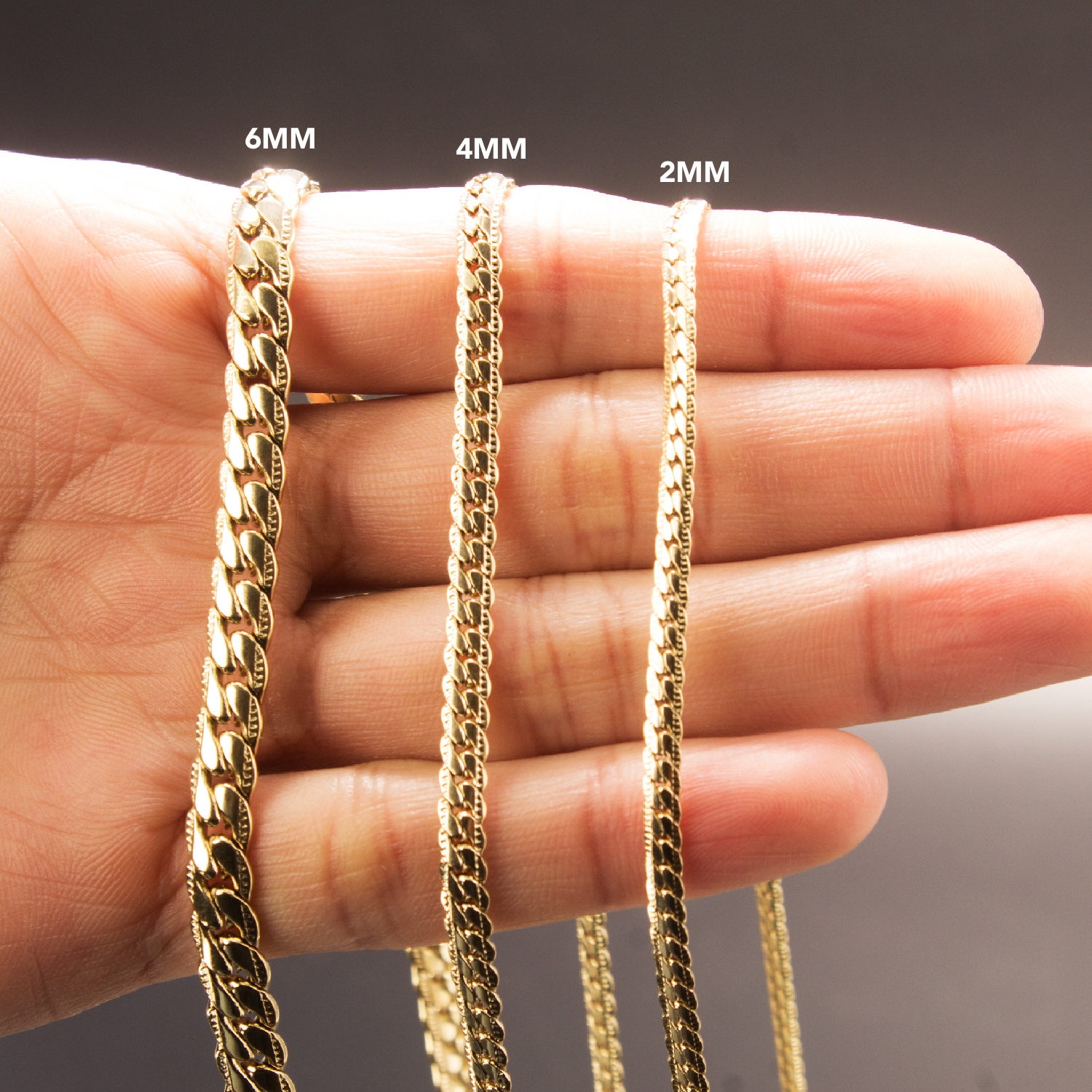 Cadena Serpente Incisa Aurea en Oro laminado 18K. Comparación en mano de sus distintos grosores 2,4 y 6mm. Su diseño de eslabón cartier se caracteriza por su alineación uniforme y su tejido continuo, creando una superficie firme. 
Descúbrela en distintos tamaños y presentación.
Di Vogel Joyería Premium Chile