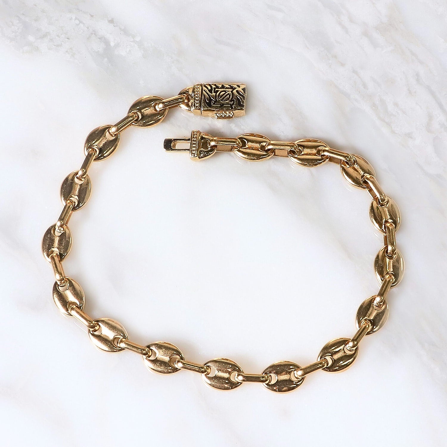 Pulsera Ancora Aurea 6mm en Oro laminado 18K. Su diseño clásico permite llevarla sola o combinarla con la cadena de la misma línea. Broche cajón para mayor seguridad.
Descúbrela en distintos tamaños y presentación.
Di Vogel Joyería Premium Chile